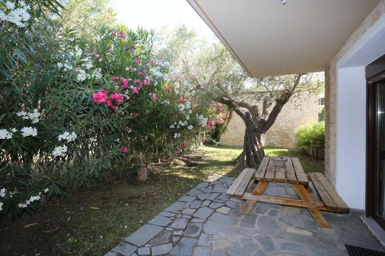 Villa Argo 3 - Beachfront, Big Gardens, Location! Pefkochori Ngoại thất bức ảnh