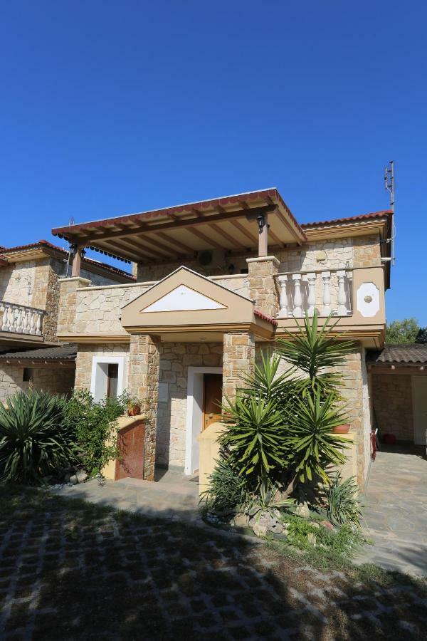 Villa Argo 3 - Beachfront, Big Gardens, Location! Pefkochori Ngoại thất bức ảnh