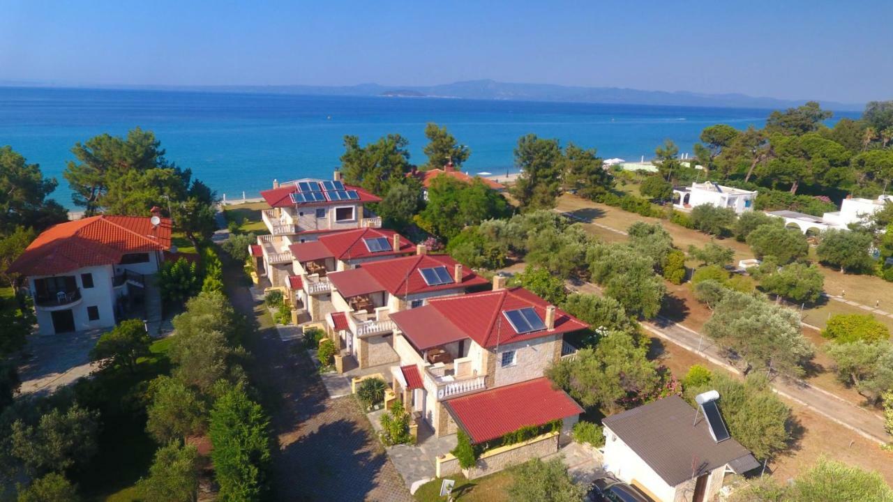 Villa Argo 3 - Beachfront, Big Gardens, Location! Pefkochori Ngoại thất bức ảnh